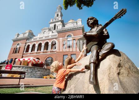 Sevierville Tennessee, monumento commemorativo di arte pubblica della statua di Dolly Parton, cantante di musica country della città natale Sevier County Courthouse 1895 Foto Stock