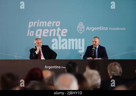 Buenos Aires, Argentina, 6th giugno 2022. Il Presidente della Nazione Alberto Fernández e il Ministro dell'Economia e delle Finanze pubbliche Martín Guzman hanno presentato il progetto Income Income Unexpected Project in un atto alla Camera del Governo. (Esteban Osorio/Alamy Live News) Foto Stock