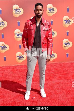 SANTA MONICA, CA - 05 GIUGNO: Jay Ellis partecipa ai MTV Movie & TV Awards 2022 al Barker Hangar il 05 giugno 2022 a Santa Monica, California. Foto Stock