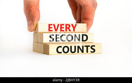 Ogni secondo conta il simbolo. Parole concettuali ogni secondo conta su blocchi di legno su uno sfondo bianco bello tabella. Mano dell'uomo d'affari. Affari Foto Stock