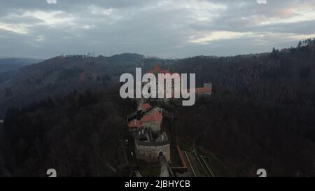 Storico vecchio castello Pernstejn e i suoi giardini in Europa centrale, vista panoramica aerea paesaggio, Hrad Pernstejn, Nedvedice Foto Stock