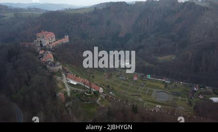 Storico vecchio castello Pernstejn e i suoi giardini in Europa centrale, vista panoramica aerea paesaggio, Hrad Pernstejn, Nedvedice Foto Stock