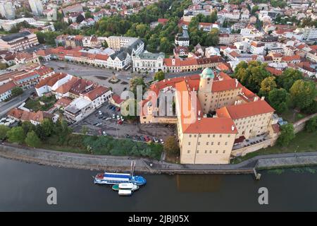 Podebrady città storica e Castello sul fiume Labe, Chateau Poděbrady (Zámek Poděbrady) Repubblica Ceca, panoramica aerea panorama vista, Repubblica Ceca Foto Stock