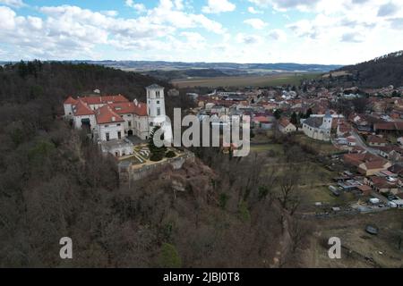 Černá Hora è una città di mercato del distretto di Blansko, nella regione della Moravia meridionale della Repubblica Ceca, con vista panoramica aerea del castello di Cerna Hora Foto Stock