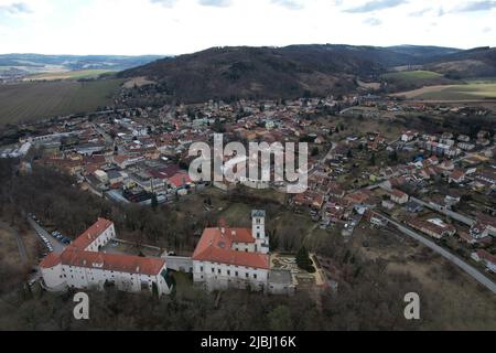 Černá Hora è una città di mercato del distretto di Blansko, nella regione della Moravia meridionale della Repubblica Ceca, con vista panoramica aerea del castello di Cerna Hora Foto Stock