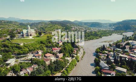 Veduta aerea della città di Kutaisi, del fiume Rioni e della cattedrale di Bagrati, della regione di Imereti, della Georgia. Foto di alta qualità Foto Stock