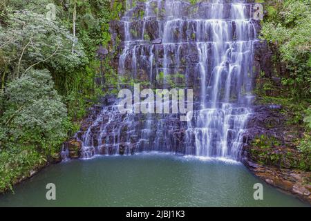 Vista aerea dal Salto Cristal una delle cascate più belle del Paraguay vicino alla città di la Colmena. Foto Stock