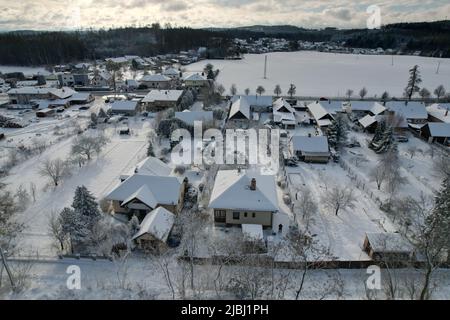 Villaggio innevato sugli altopiani della repubblica Ceca, vista panoramica aerea, Europa Foto Stock