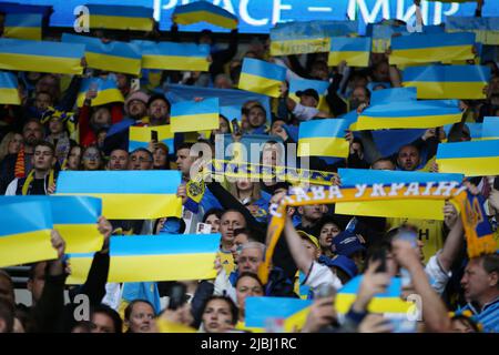 Cardiff, Regno Unito. 05th giugno 2022. Ucraina tifosi prima di k/o.. Finale della Coppa del mondo FIFA 2022, Galles contro Ucraina allo stadio di Cardiff, nel Galles del Sud, domenica 5th giugno 2022. Solo per uso editoriale. pic by Andrew Orchard/Andrew Orchard SPORTS photography/Alamy Live News Credit: Andrew Orchard SPORTS photography/Alamy Live News Foto Stock