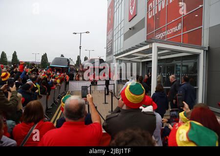 Cardiff, Regno Unito. 05th giugno 2022. Gli appassionati di calcio del Galles guardano mentre il bus della squadra del Galles arriva prima della partita. Finale della Coppa del mondo FIFA 2022, Galles contro Ucraina allo stadio di Cardiff, nel Galles del Sud, domenica 5th giugno 2022. Solo per uso editoriale. pic by Andrew Orchard/Andrew Orchard SPORTS photography/Alamy Live News Credit: Andrew Orchard SPORTS photography/Alamy Live News Foto Stock