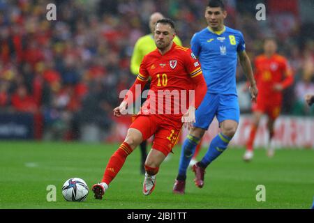 Cardiff, Regno Unito. 05th giugno 2022. Aaron Ramsey del Galles (10) in azione. Finale della Coppa del mondo FIFA 2022, Galles contro Ucraina allo stadio di Cardiff, nel Galles del Sud, domenica 5th giugno 2022. Solo per uso editoriale. pic by Andrew Orchard/Andrew Orchard SPORTS photography/Alamy Live News Credit: Andrew Orchard SPORTS photography/Alamy Live News Foto Stock