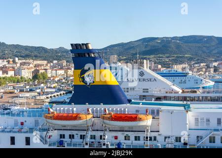 Navi da crociera e traghetti ormeggiati nel porto, Ajaccio (Aiacciu), Corsica (Corsica), Corse-du-Sud, Francia Foto Stock