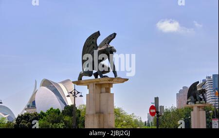 Primo piano di una gargoyle sul Puente del Reino, di fronte alla Città delle Arti e delle Scienze, Valencia, Spagna. Foto Stock