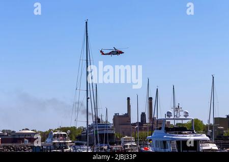 Manitowoc, WI USA Giugno 3 2022 : elicottero US Coast Guard in azione sul porto di Manitowoc Foto Stock