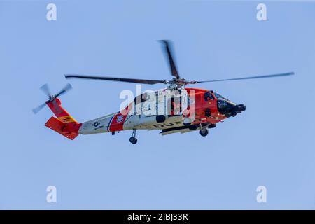 Manitowoc, WI USA Giugno 3 2022 : elicottero US Coast Guard in azione sul porto di Manitowoc Foto Stock