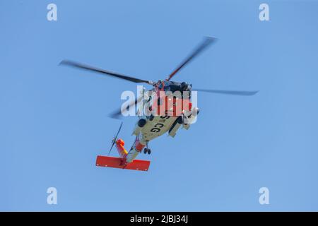 Manitowoc, WI USA Giugno 3 2022 : elicottero US Coast Guard in azione sul porto di Manitowoc Foto Stock