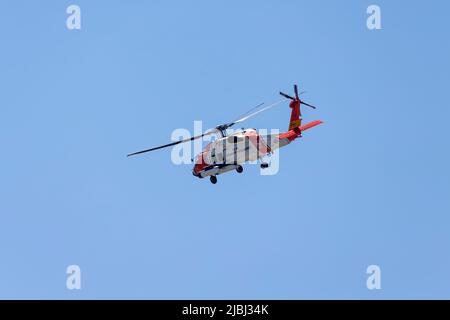 Manitowoc, WI USA Giugno 3 2022 : elicottero US Coast Guard in azione sul porto di Manitowoc Foto Stock