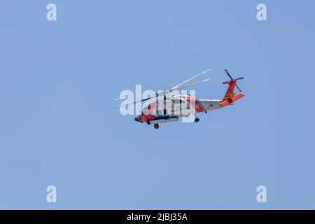 Manitowoc, WI USA Giugno 3 2022 : elicottero US Coast Guard in azione sul porto di Manitowoc Foto Stock