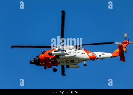 Manitowoc, WI USA Giugno 3 2022 : elicottero US Coast Guard in azione sul porto di Manitowoc Foto Stock