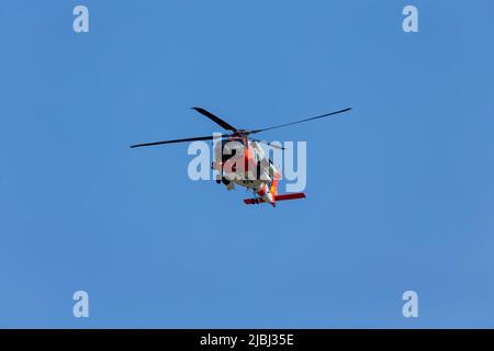 Manitowoc, WI USA Giugno 3 2022 : elicottero US Coast Guard in azione sul porto di Manitowoc Foto Stock