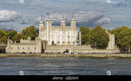 Londra, Inghilterra - 17 ottobre 2019: La Torre medievale di Londra, Inghilterra, vista dal lato sud del Tamigi. Foto Stock