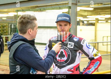 MANCHESTER, REGNO UNITO. GIUGNO 6th Lee Wild intervista Brady Kurtz durante la partita della SGB Premiership tra Belle Vue Aces e Ipswich Witches al National Speedway Stadium di Manchester lunedì 6th giugno 2022. (Credit: Ian Charles | MI News) Credit: MI News & Sport /Alamy Live News Foto Stock