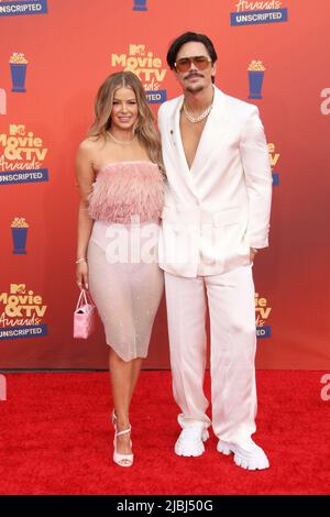 Ariana Madix, Tom Sandoval partecipa al 2022 MTV FILM & TV AWARDS: UNSCRIPTED al Barker Hangar il 2 giugno 2022 a Santa Monica, California. Foto: Crash/imageSPACE Foto Stock