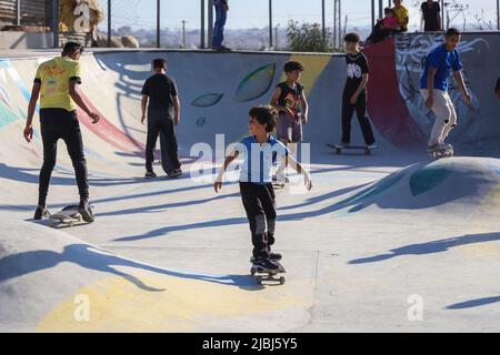 Gaza. 23rd maggio 2022. I ragazzi palestinesi skateboard vicino a Beit Lahia, nella striscia settentrionale di Gaza, il 23 maggio 2022. Credit: Rizek Abdeljawad/Xinhua/Alamy Live News Foto Stock