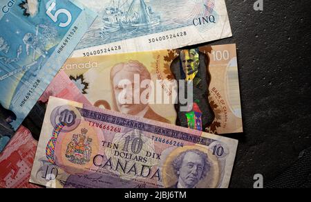 Toronto, Canada - Ottobre 30. 2021: Diverse banconote in dollari canadesi. Concetto di economia canadese Foto Stock