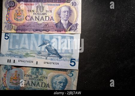 Toronto, Canada - Ottobre 30. 2021: Banconote in dollari canadesi, banconote da dieci e cinque dollari. Vecchie fatture dal Canada. Foto Stock