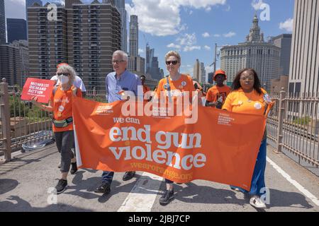 NEW YORK, N.Y. – 4 giugno 2022: Il senatore di stato di New York Brian Kavanagh (D), medio-sinistra, si sposa con le armi dimostranti di prevenzione della violenza. Foto Stock