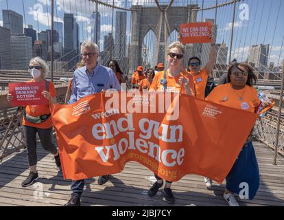 NEW YORK, N.Y. – 4 giugno 2022: Il senatore di stato di New York Brian Kavanagh (D), medio-sinistra, si sposa con le armi dimostranti di prevenzione della violenza. Foto Stock