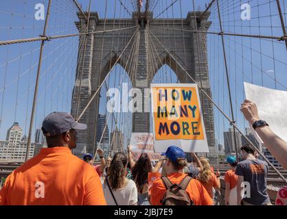 NEW YORK, N.Y. – 4 giugno 2022: I manifestanti di prevenzione della violenza delle armi attraversano il ponte di Brooklyn. Foto Stock