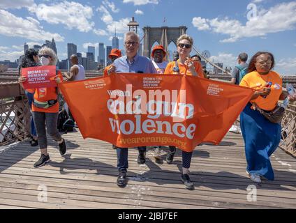 NEW YORK, N.Y. – 4 giugno 2022: Il senatore di stato di New York Brian Kavanagh (D), medio-sinistra, si sposa con le armi dimostranti di prevenzione della violenza. Foto Stock