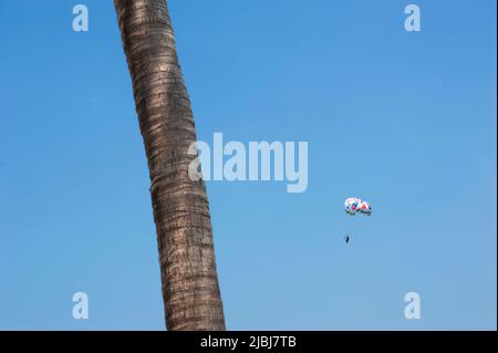 Parasailing a Playa la Ropa a Zihuatanejo, Messico Foto Stock