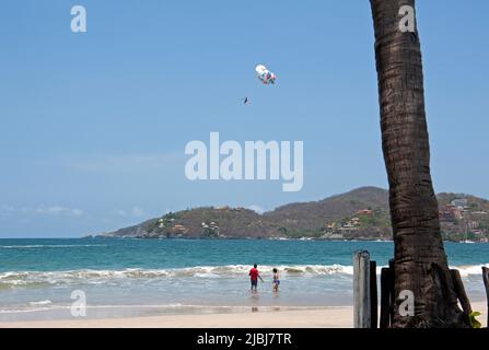 Parasailing a Playa la Ropa a Zihuatanejo, Messico Foto Stock