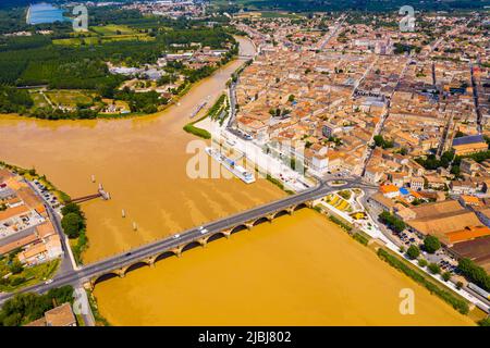 Vista panoramica dal drone sulla città di Libourne. Confluenza del fiume Ile e Dordogna. Foto Stock