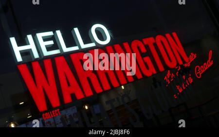 Cartello al neon KFC Latchford, Hello Warrington, Kingsway South, Latchford, Warrington, Cheshire, Inghilterra, Regno Unito, WA4 1LT Foto Stock