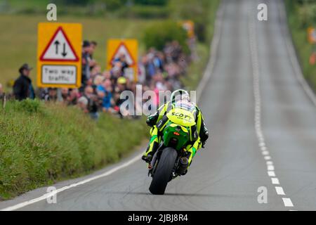 Douglas, isola di Man. 19th Jan 2022. Gli spettatori guardano avanti durante la Superstock TT Race RL360 all'Isola di Man, Douglas, Isola di Man il 6 giugno 2022. Foto di David Horn/prime Media Images Credit: Prime Media Images/Alamy Live News Foto Stock