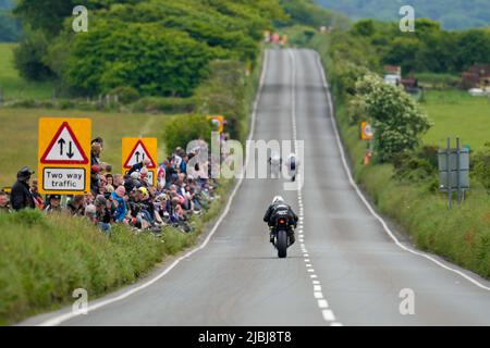 Douglas, isola di Man. 19th Jan 2022. Gli spettatori guardano avanti durante la Superstock TT Race RL360 all'Isola di Man, Douglas, Isola di Man il 6 giugno 2022. Foto di David Horn/prime Media Images Credit: Prime Media Images/Alamy Live News Foto Stock