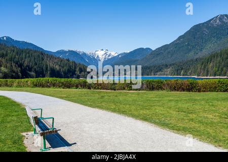 Capilano Lake Cleveland Park in primavera giorno di sole. Vista panoramica. North Vancouver, British Columbia, Canada. Foto Stock