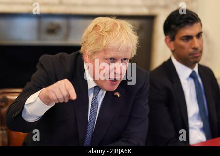 (220607) -- LONDRA, 7 giugno 2022 (Xinhua) -- il primo ministro britannico Boris Johnson tiene una riunione di gabinetto a Londra, Gran Bretagna, 17 maggio 2022. Boris Johnson lunedì ha vinto un voto di non fiducia tra i legislatori conservatori, salvando la sua precaria prima di tutto. Johnson ha ottenuto il sostegno di 211 legislatori su 359, decine di più della soglia di 180 voti, secondo il risultato annunciato da Graham Brady, presidente del gruppo parlamentare del partito conservatore, la commissione 1922. (Simon Dawson/N. 10 Downing Street/Handout via Xinhua) Foto Stock