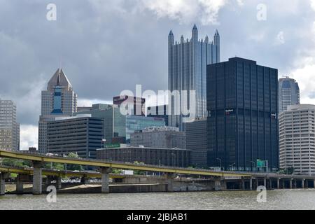 Lo skyline di Pittsburgh visto dal quartiere Southside Flats Foto Stock