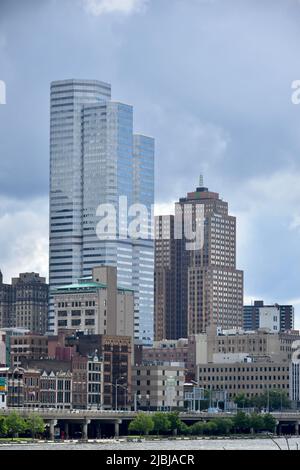 Lo skyline di Pittsburgh visto dal quartiere Southside Flats Foto Stock