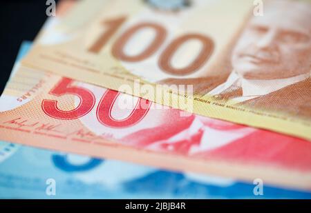 Manhattan, New York/USA - Aprile 8. 2021: Banconote canadesi da cinque, cinquanta e cento dollari canadesi Foto Stock