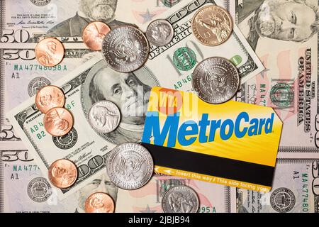 Manhattan, New York/USA - Aprile 8. 2021: Metrocard su banconote da cento dollari. DENARO cartaceo USA con biglietto per i trasporti pubblici Foto Stock