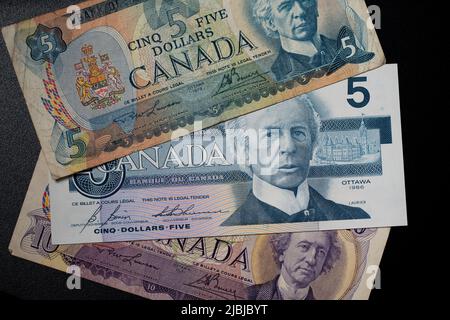 Toronto, Canada - Ottobre 30. 2021: Vista anteriore delle diverse banconote in dollari canadesi. Diversi disegni delle banconote canadesi Foto Stock