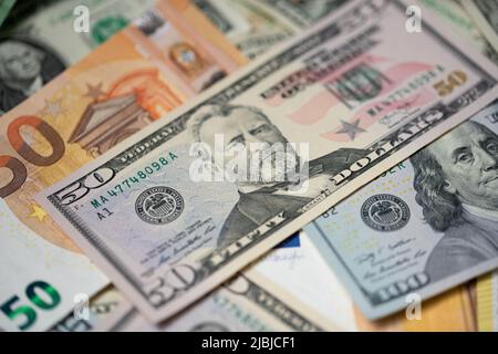Cinquanta dollari accanto alla bolletta dell'euro. Concetto di cambio valuta da euro a dollaro USA. Foto Stock