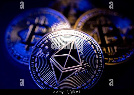 Ethereum Coin e Bitcoin background. Criptovaluta ETH e BTC. Token Blockchain. Concetto High Tech Crypto. Etere criptovaluta decentrato Foto Stock