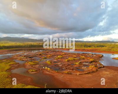 Vista con droni di stagni di saline vicino Hanapepe su Kauai Foto Stock